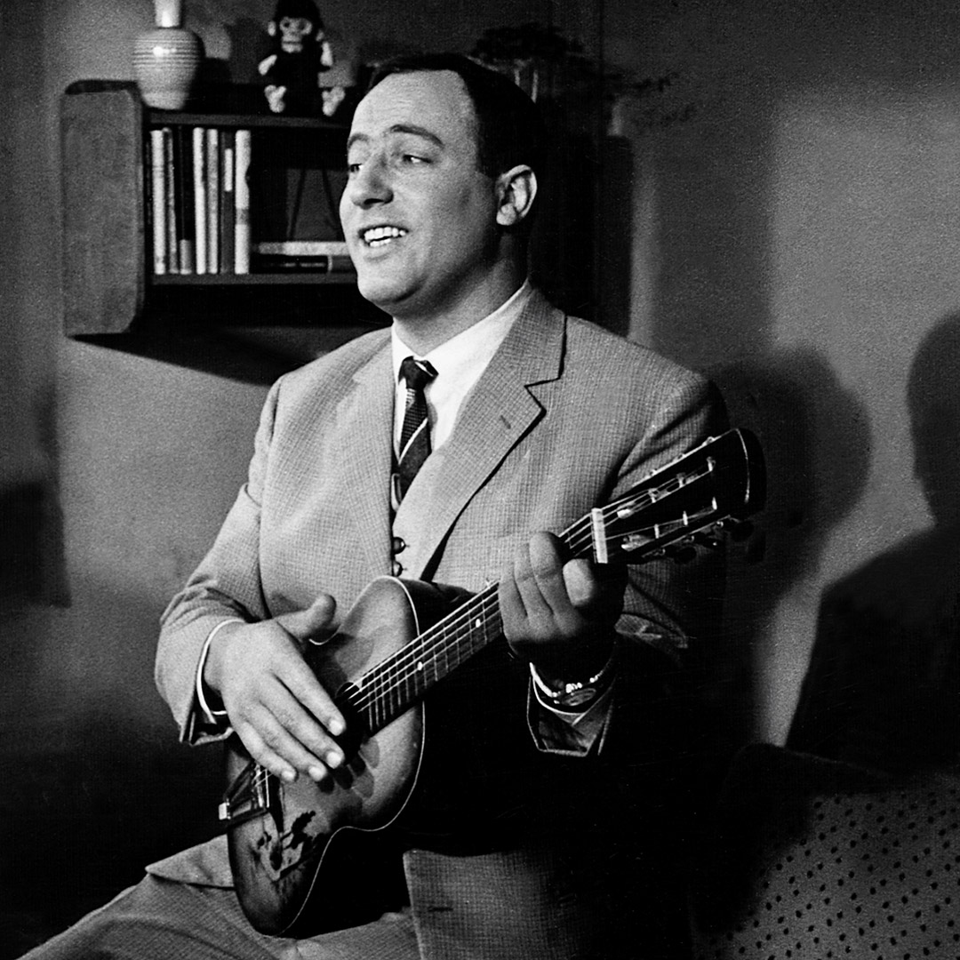 Manfred Krug mit Gitarre